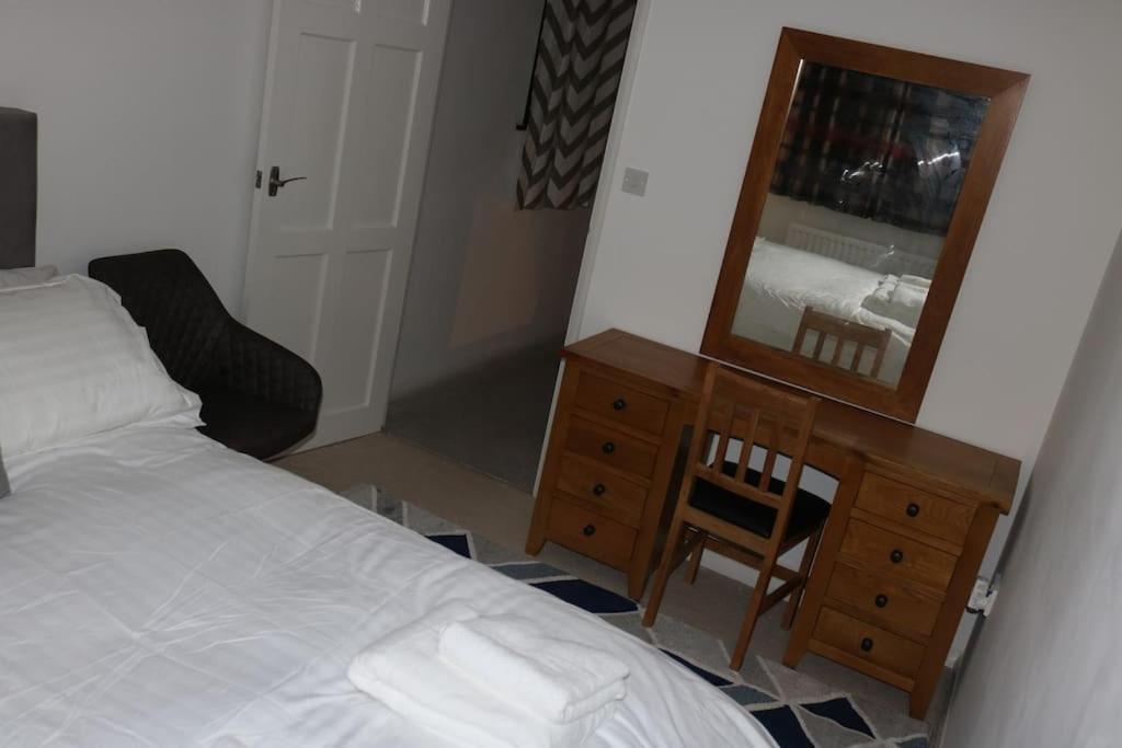 Entire -4 Bedrooms Detached House With Driveway نوتينغهام المظهر الخارجي الصورة